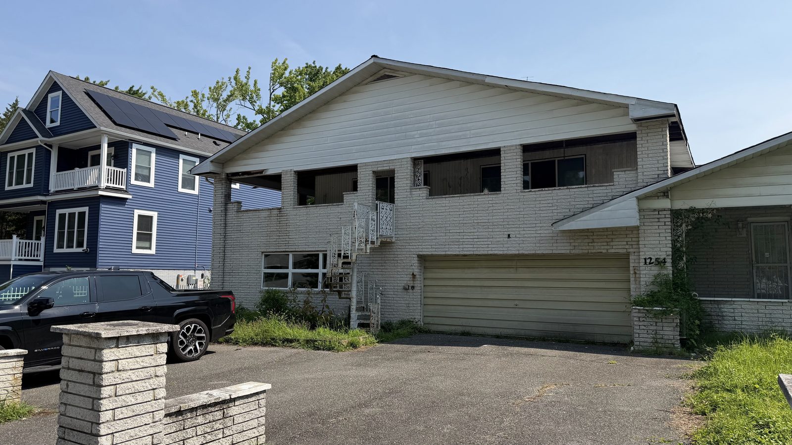 Existing street elevation of 1254 Washington Drive before construction